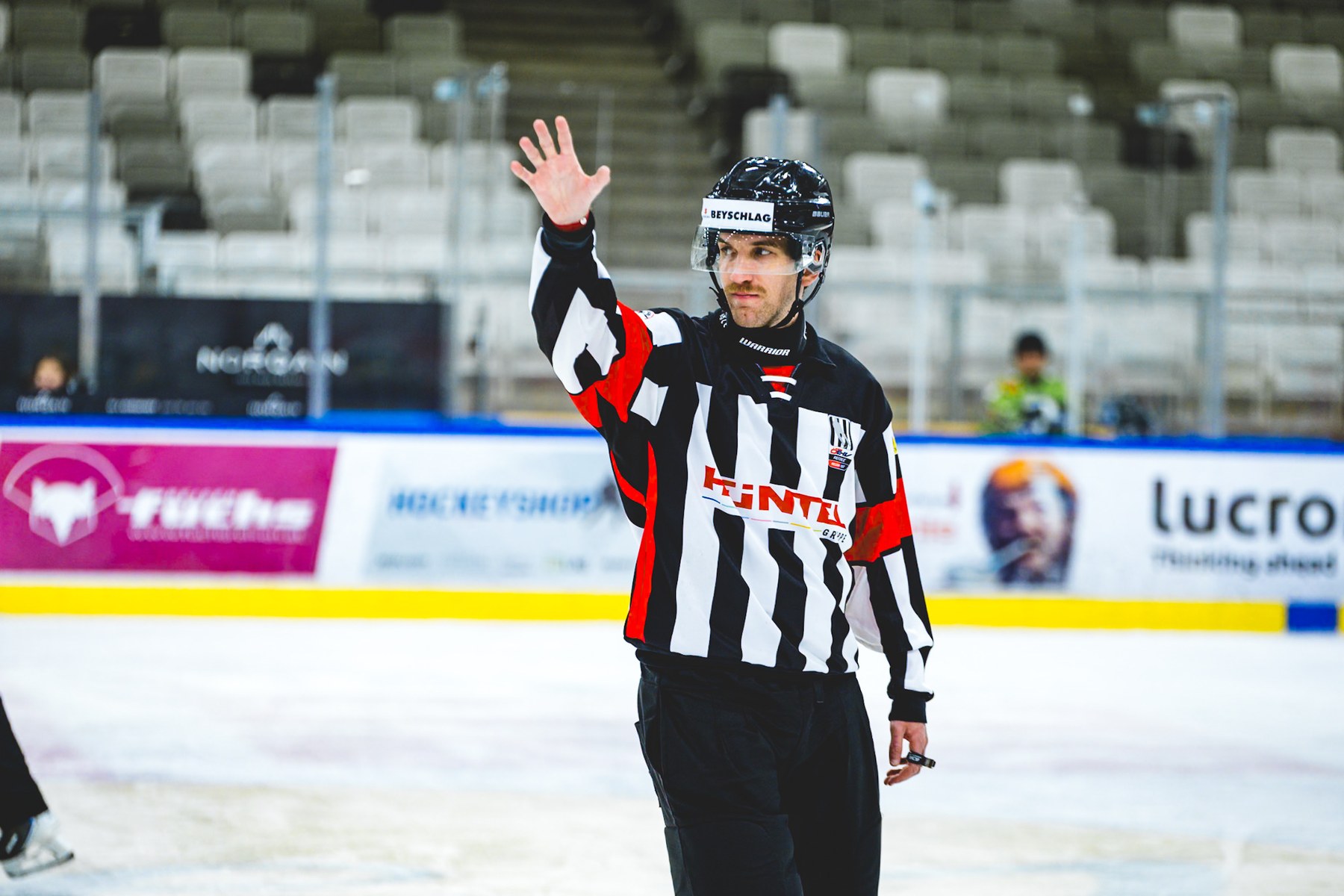 Eishockeyschiedsrichter auf dem Eis