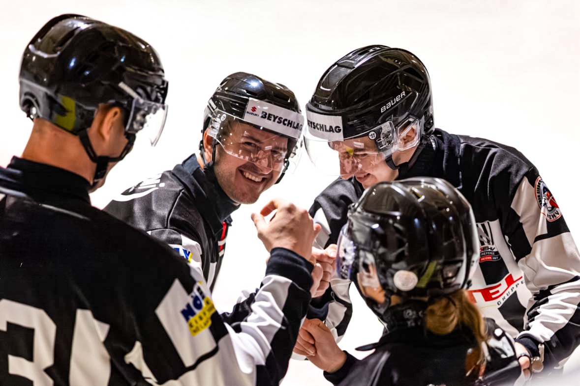 Eishockeyschiedsrichter der Region Ost im gemeinsamen Austausch auf dem Eis